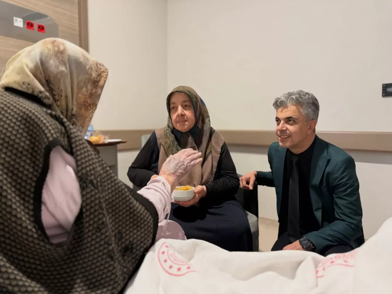 Erzincan Mengücek Gazi Hastanesi'nde Başhekim Ziyareti: Hasta ve Çalışanlarla Buluştu