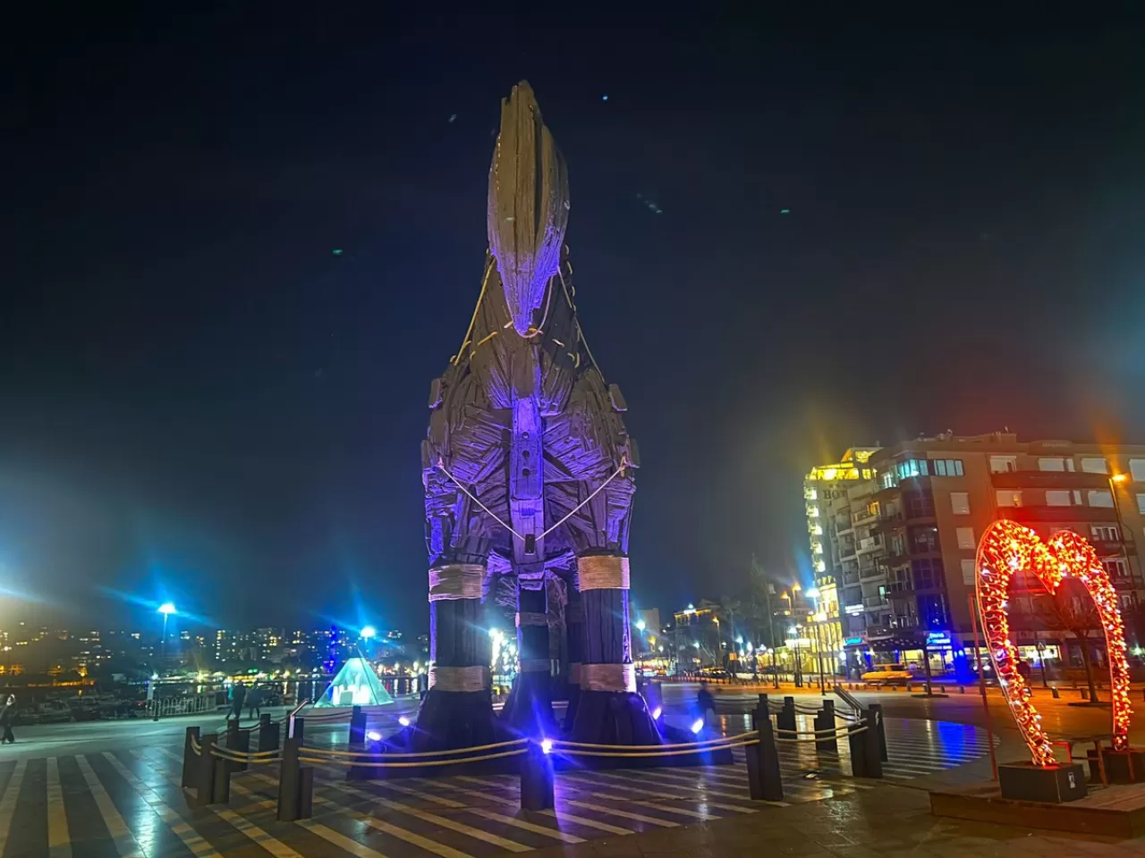 Çanakkale'de Truva Atı ve 1915 Köprüsü Kanser Farkındalığı İçin Mor Işıkla Aydınlatıldı