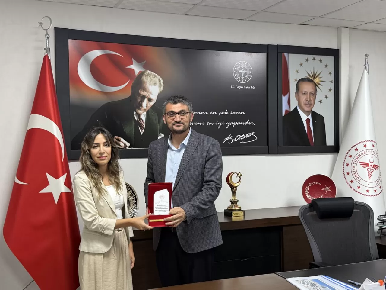 Siirt Sağlık Müdürü'nden Diş Hastanesi Çalışanlarına Plaket Takdimi