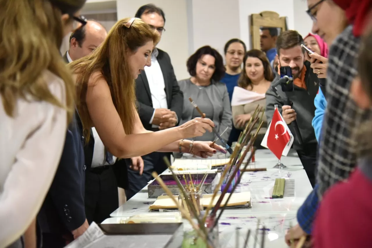 Manisa'da Sağlık Çalışanları için Ebru Sanatı Workshop'u