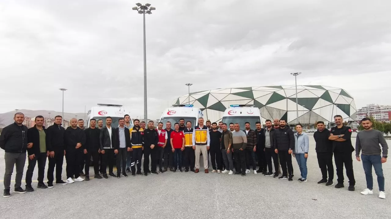 Konya'da 112 Acil Sağlık Ekiplerine Ambulans Sürüş Güvenliği Eğitimi