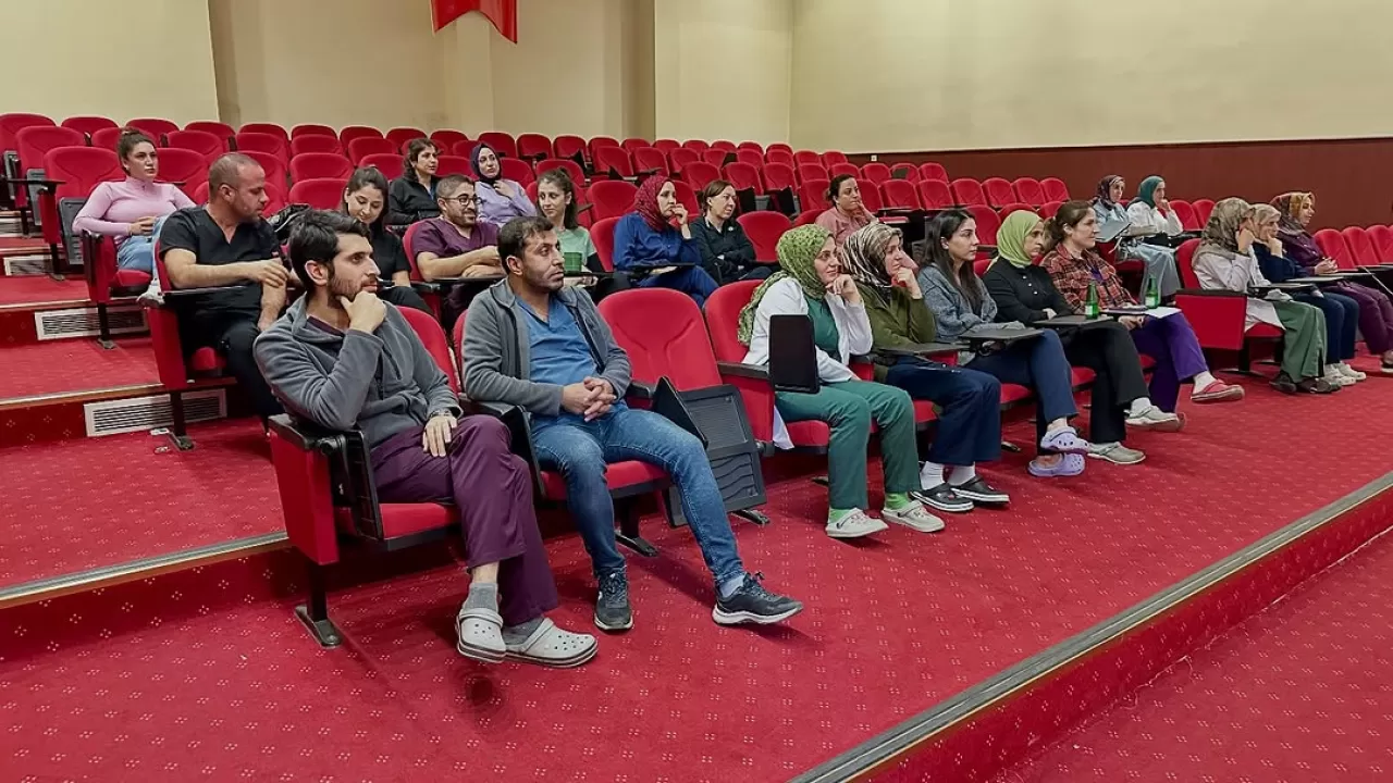 Midyat Devlet Hastanesi'nde Kan Kültürü Uygulamaları Eğitimi Düzenlendi