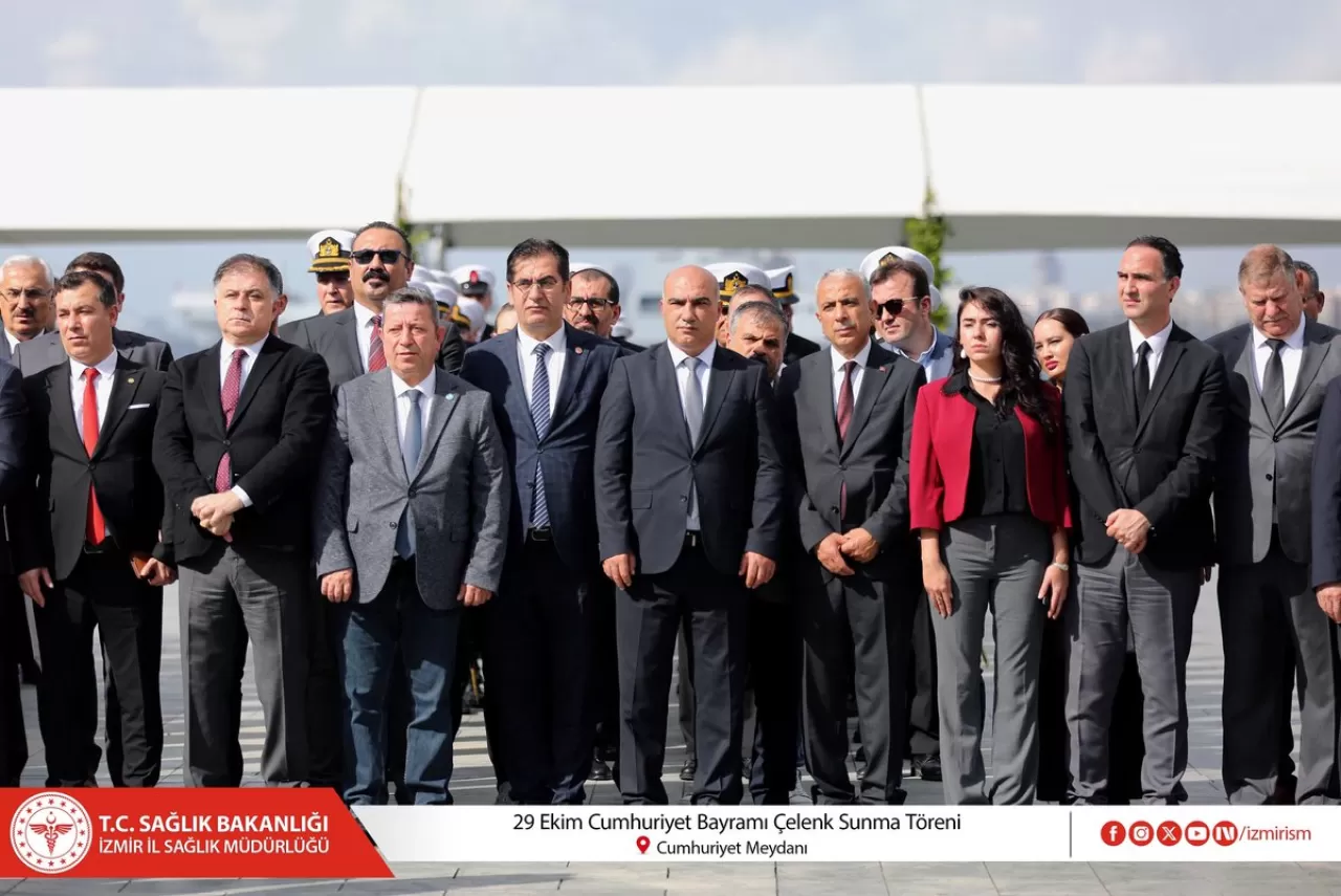 İzmir'de Cumhuriyet Bayramı Coşkusu: Çelenk Sunma Töreni Düzenlendi