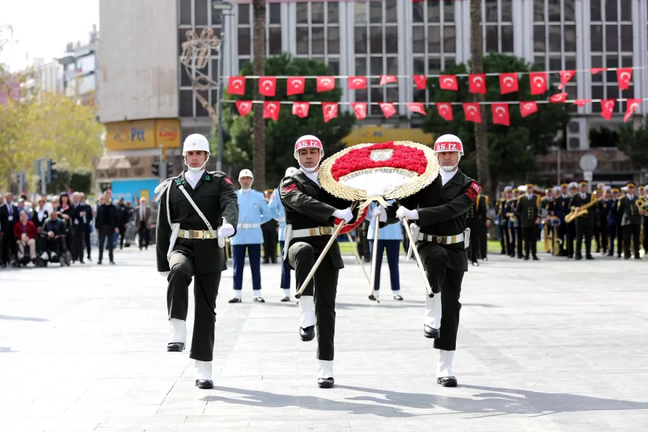 İzmir'de 30 Ağustos Zafer Bayramı Kutlamalarına Protokol ve Vatandaşlardan Yoğun Katılım
