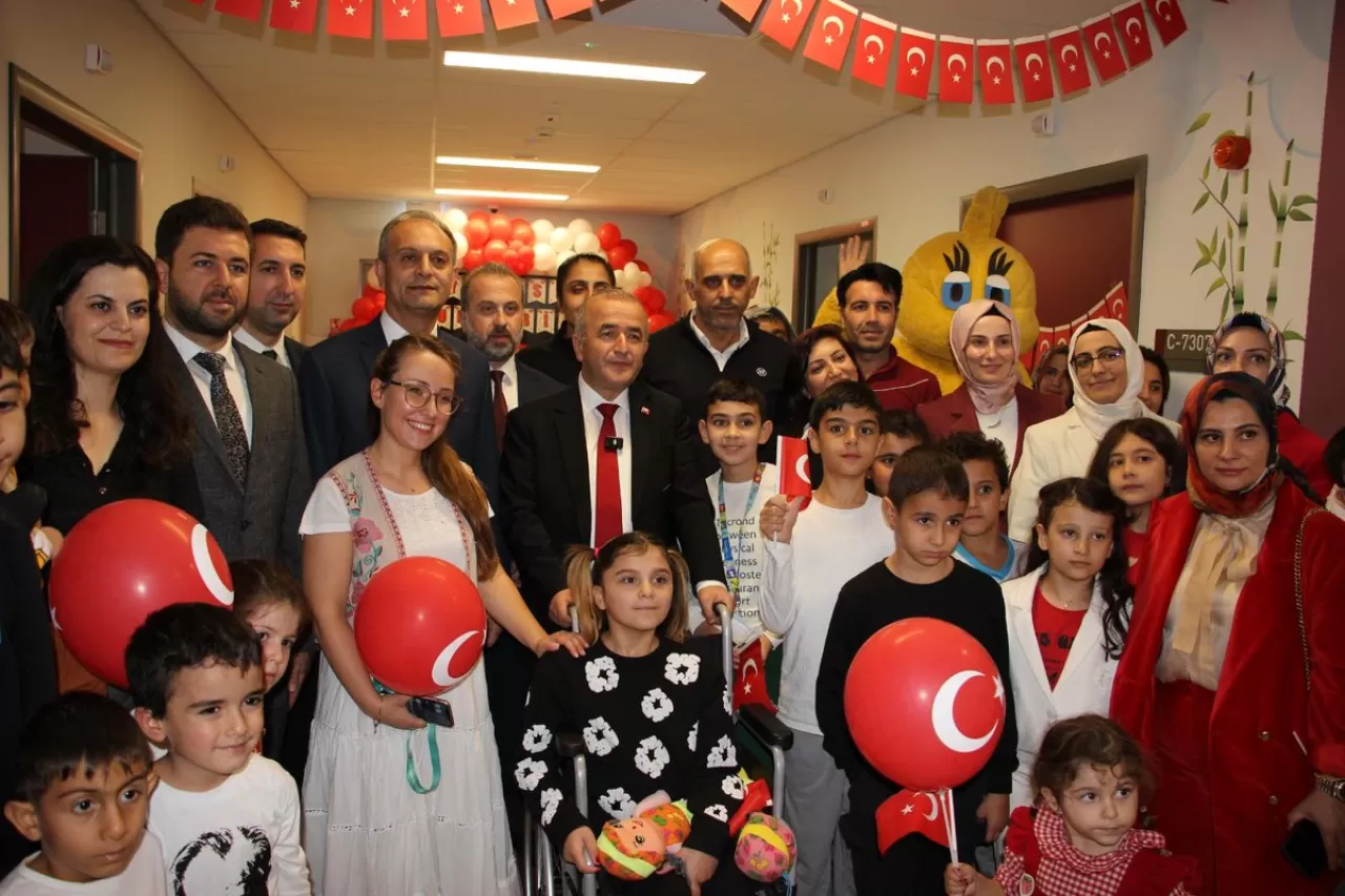 Elazığ'da Cumhuriyet Bayramı Coşkusu Minik Hastalarla Buluştu