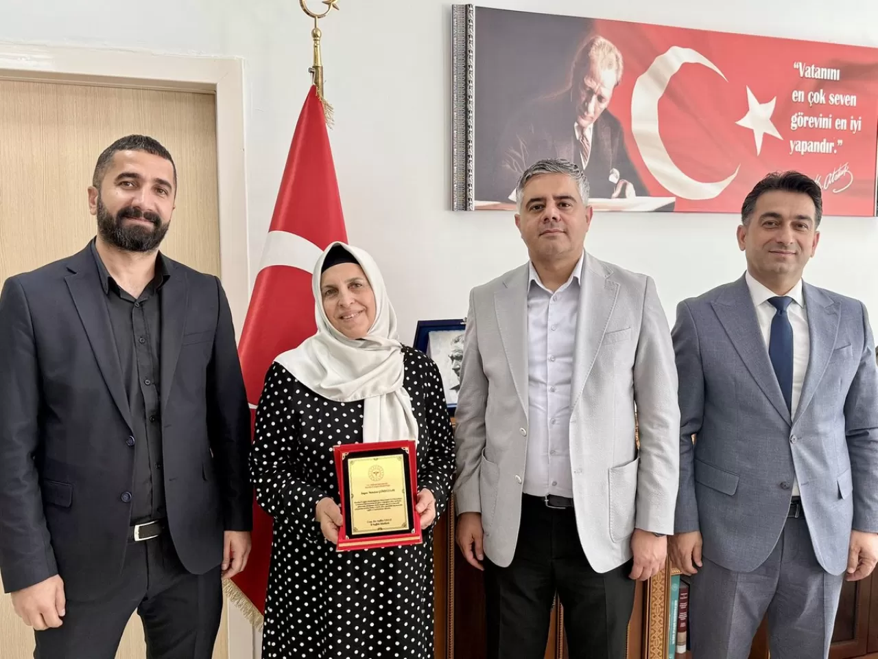 Mardin'de Emekli Sağlık Çalışanına Plaket Takdimi