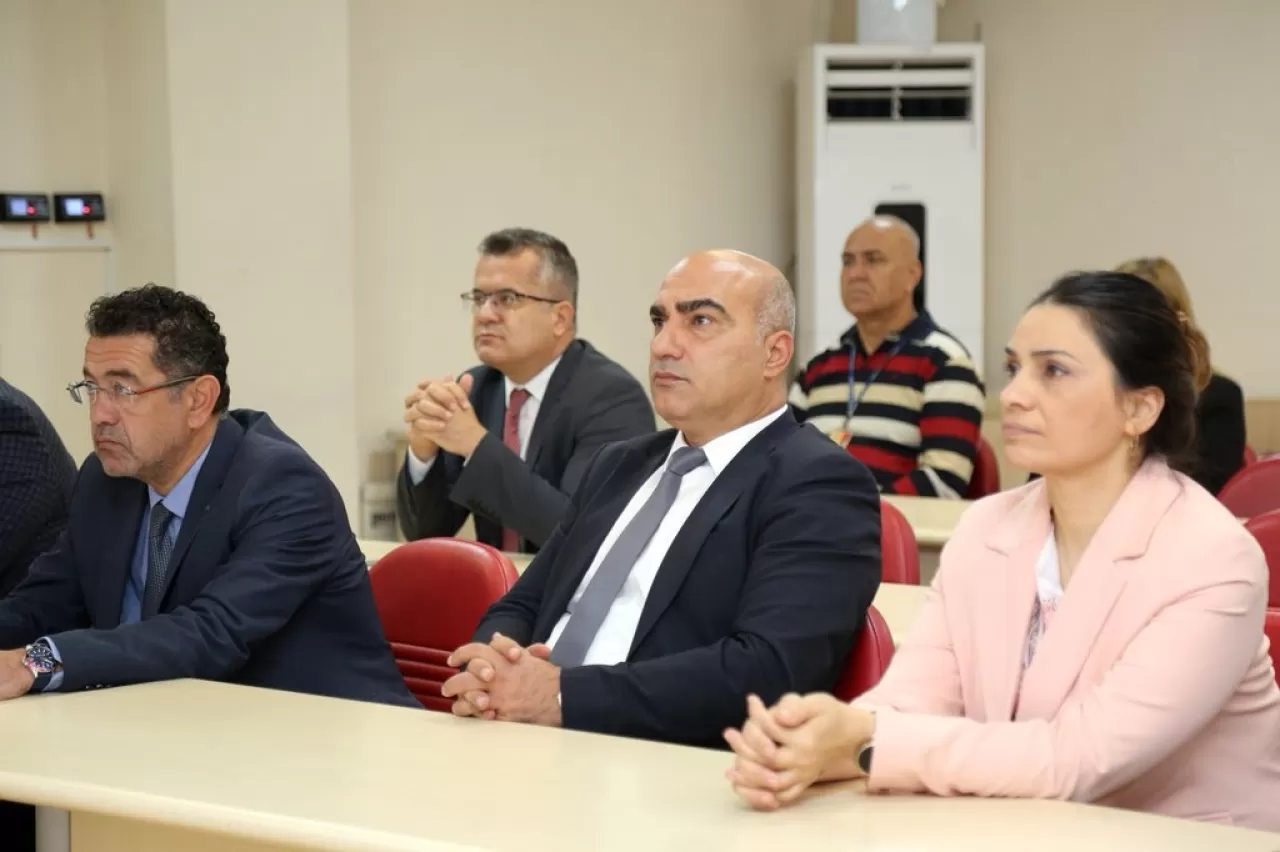 İzmir İl Sağlık Müdürü Hastane Ziyaretinde Bilgilendirme Toplantısı Gerçekleştirdi