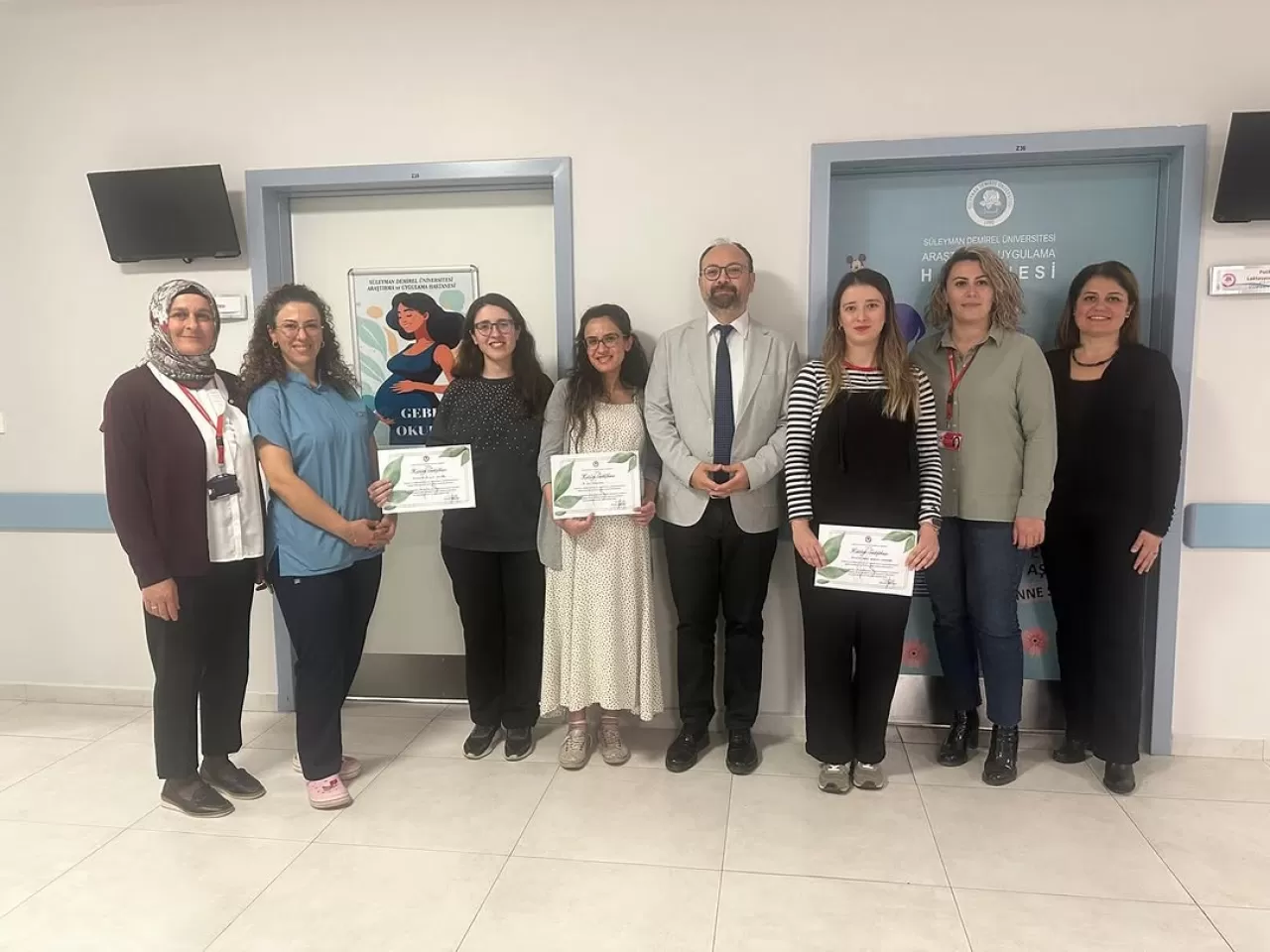 SDÜ Hastanesi'nde Gebe Okulu Mezunları Sertifikalarını Aldı